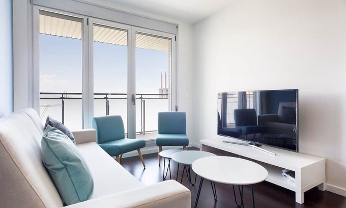 Sant Adria de Besos Apartment | Olala Port Forum 3-Bedroom Apartment with Balcony