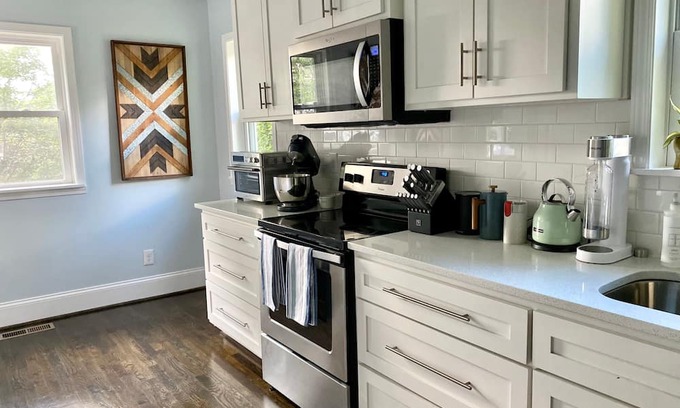 Forest Park House | Blue Door Walk to Avondale Dog-friendly w Yard