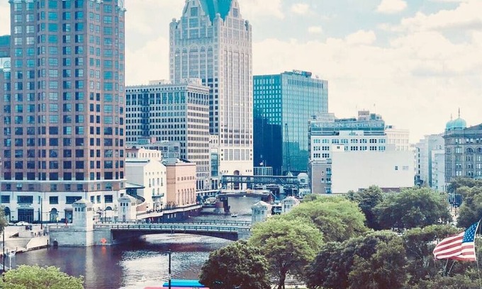 East Town Condo | Luxury Entertainment Dist Downtown Prime Location