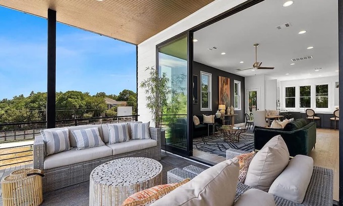 East Riverside - Oltorf House | Pleasant 3-bedroom townhome with WiFi, AC in delightful Austin