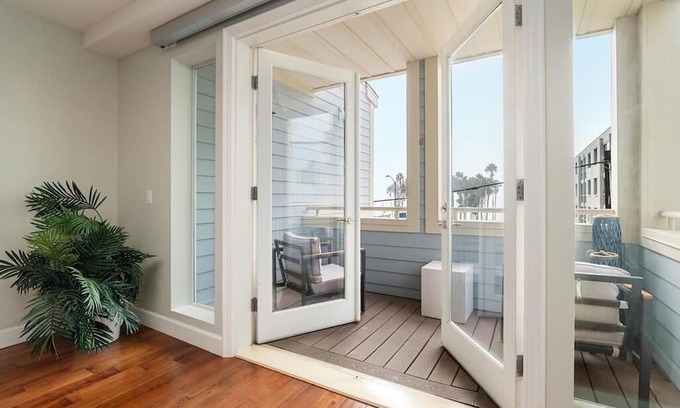 Downtown Apartment | Beachfront Bliss: Stunning Ocean view right on Sand