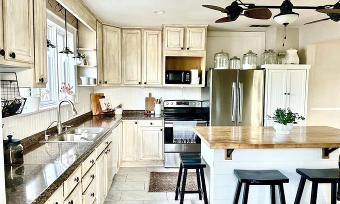 Delta House | Cozy, Charming, & Spacious 4-bedroom. 2.5 bath, in the heart of Delta.