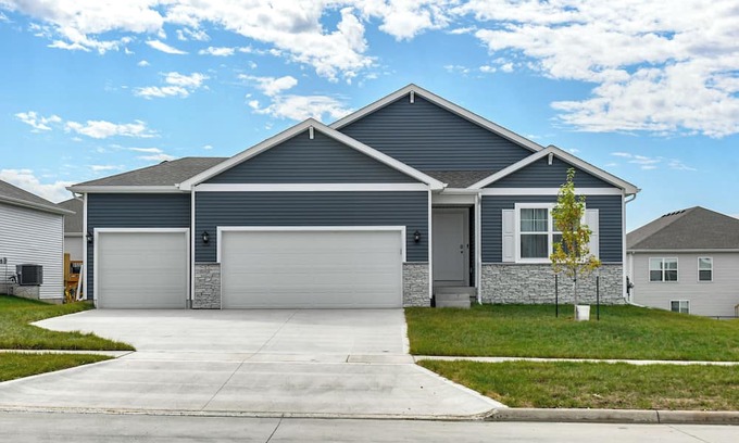 Waukee House | 1 Mi to Golf: Quiet Waukee Home w/Fireplace!