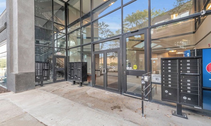 Waldron House | Lovely 1bedroom/1bath Apartment in Kansas Free WiFi Parking near Airport