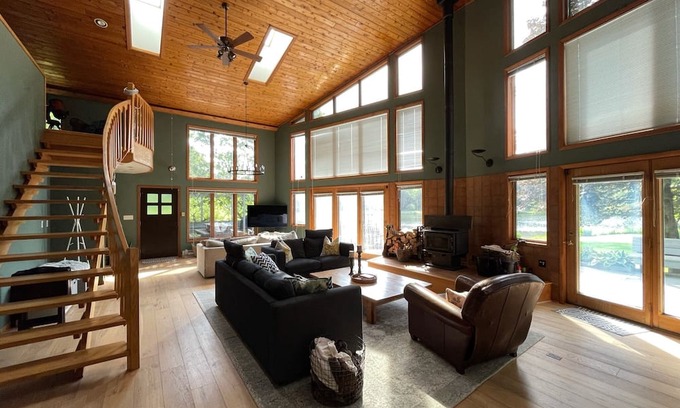 White Mills Cabin | Private lake 4bd/4ba cabin on 36 acres in northern Poconos
