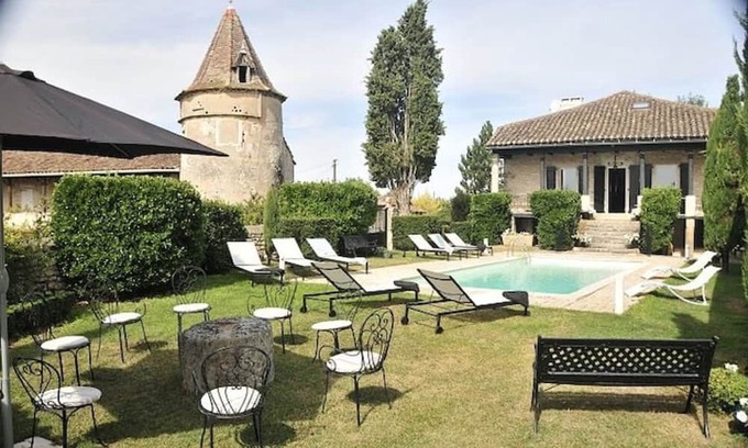Saint-Antonin Noble Val House | Holiday Home 'Le Manoir Danglars' with Private Pool, Private Garden and Wi-Fi