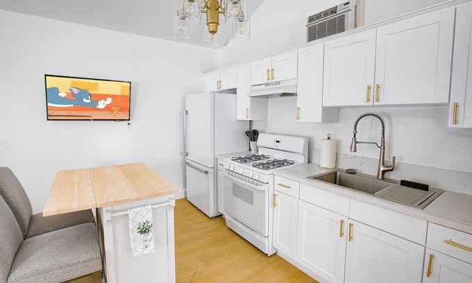 Granada Hills Apartment | Private Studio Granada Hills| Near CSUN, Universal