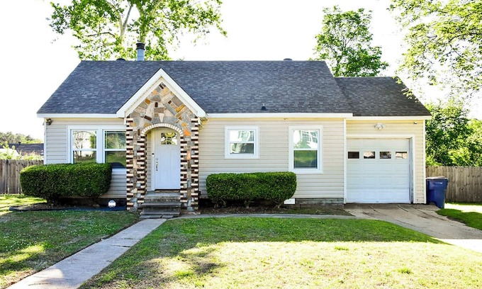 Fort Smith House | Charming 2-bedroom house with WiFi and AC in Fort Smith
