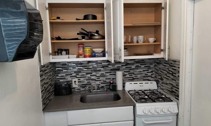 Parkside Apartment | Enjoyable and well-equipped studio near shops and beaches- H
