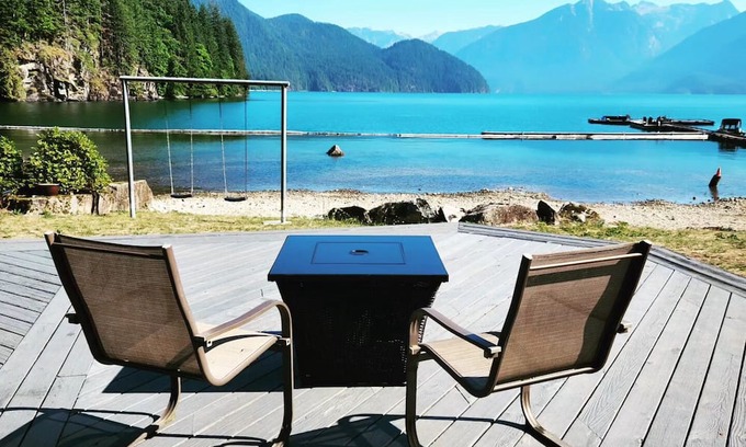 Pitt Meadows Cabin | Spacious 7-bedroom cabin in enjoyable Pitt Lake, BC