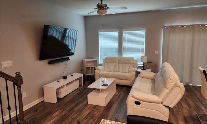 Lilburn House | Charming 3-bedroom townhome in Lilburn with WiFi, AC