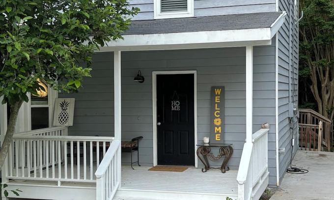 Acworth House | Acworth house walking distance to restaurant and bars