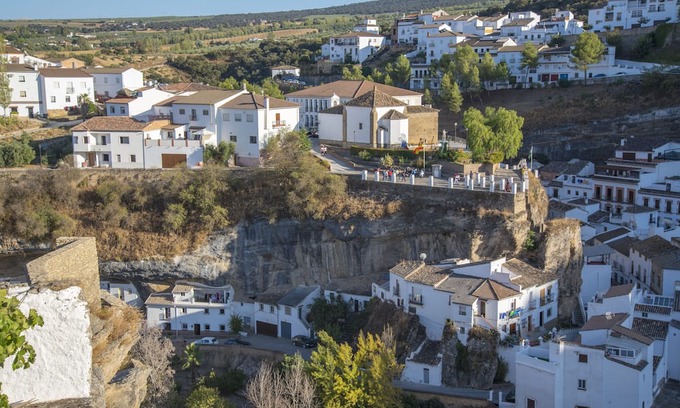 Setenil de las Bodegas House | Country House 'Casa Rural Bellavista' with Mountain View, Private Terrace and Wi-Fi
