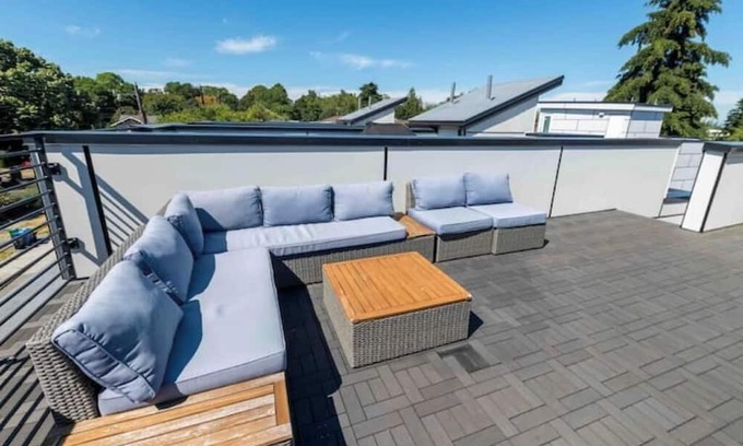 Phinney Ridge House | Cozy 2-bedroom townhome in Wallingford by the zoo with a view