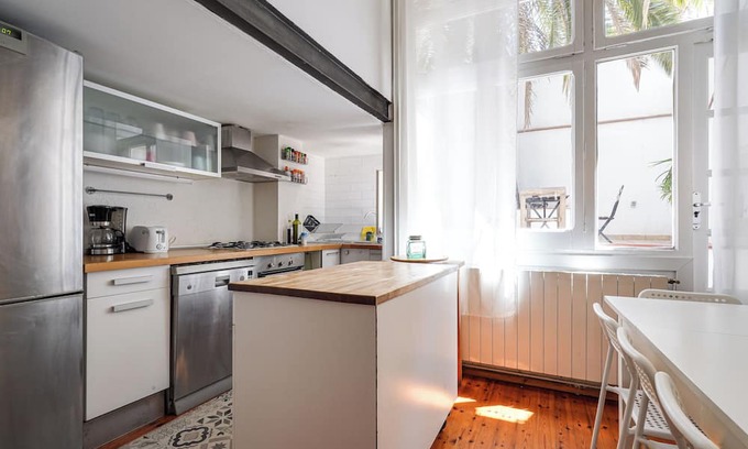 El Poble-sec Apartment | Gran Apto Familiar en Barcelona - 5H + Patio + A/C y Comodidad Para Grupos
