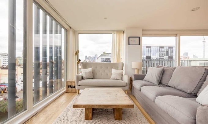 De Beauvoir Apartment | Stylish Canal View Apartment