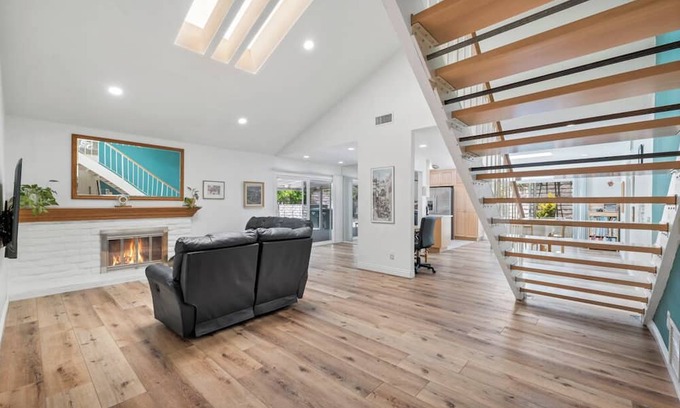Oak Park House | Spacious 5-bedroom house in marvelous Oak Park with AC, pool, WiFi