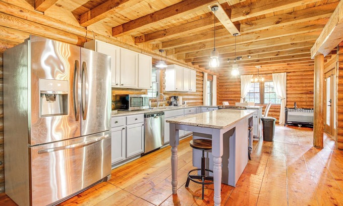 Fleming Cabin | Lakefront Getaway: Pool & Dock ~ 31 Mi to Savannah