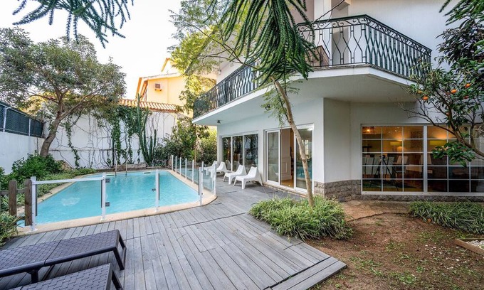 Parede Villa | Vintage Oasis in Carcavelos