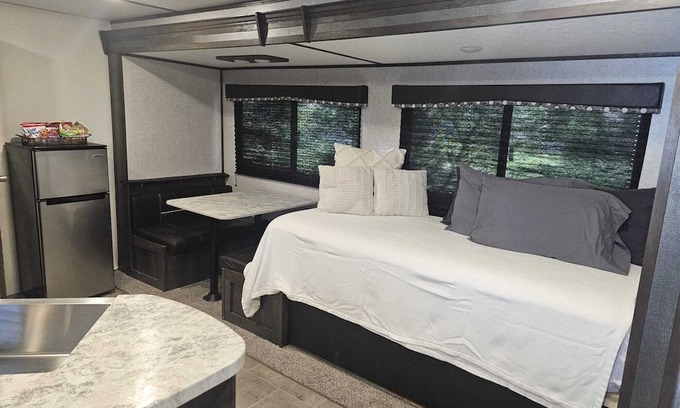 San Carlos Park House | Cozy caravan in wonderful Fort Myers with AC, fitness room, WiFi