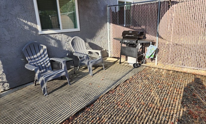 Redding Apartment | Spacious 3-bedroom apartment with AC, WiFi in Redding. Close to lakes and Bethel