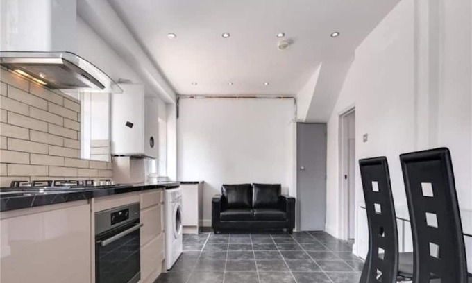Tower Hamlets House | Limehouse Townhomes Modern 4-bedroom 3-bathroom Townhomes with Private Gardens