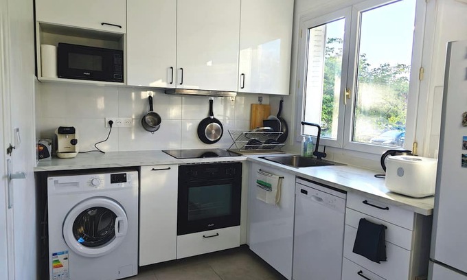 Carrieres-sous-Poissy Apartment | T2 apartment near the Seine, train station 4 minutes, town center 8 minutes