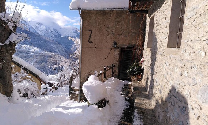 Mizoen Ski Chalet | Chalet 'Typique De Montagne' with Lake View, Private Terrace and Wi-Fi