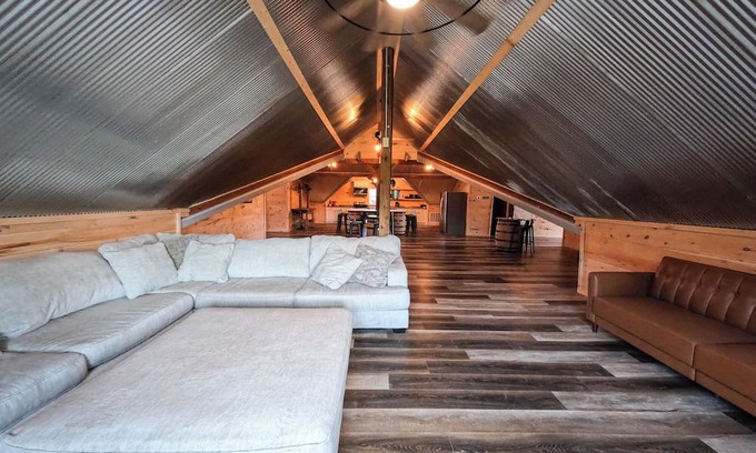 Corbin Condo | Coyote Moon Ranch 4-bed condo barn dominium style borders Forest & Laurel Lake