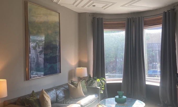 Grand Boulevard House | Charming 4-bedroom row home with AC, pool table, fitness room, WiFi in Chicago
