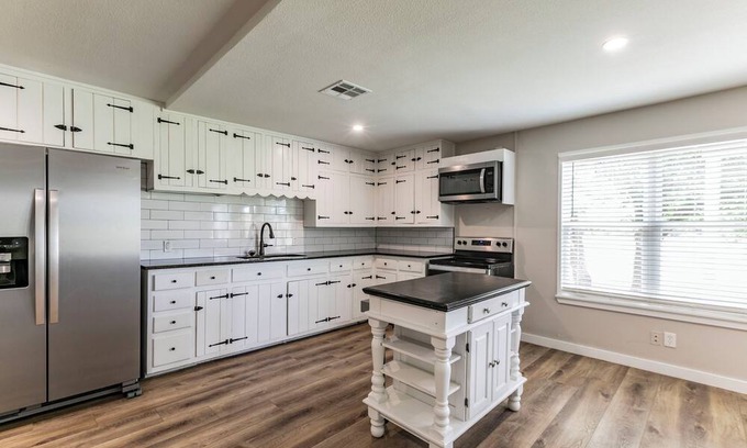 Salado House | Charming barn with 2 bedrooms and WiFi, AC in Salado