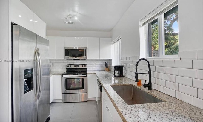 Buena Vista House | Spacious 4 BD/4BA POOL + HotTub in Design District