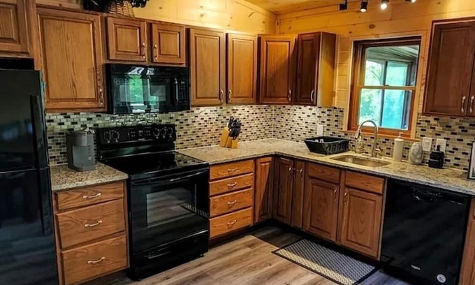 White Haven Cabin | LAKEFRONT w/HOT TUB, FIRE PIT, 5 MIN TO SKI /Sleeps 22/Pet Friendly