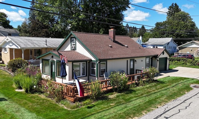 Edinboro House | Lolly's Lookout a Spacious 5-bedroom house in Edinboro, PA