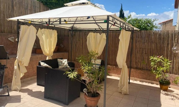 Saint Antoine House | Holiday Home 'Maison De Bellet Nice' with Shared Terrace, Wi-Fi and Air Conditioning