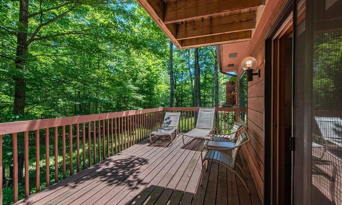 Baileys Harbor Condo | Chic 2BR Condo with Lake View & Balcony at The Rushes