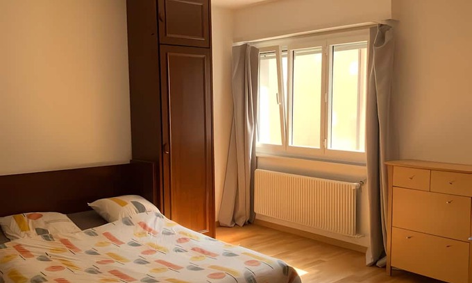 Vallorbe Bed & Breakfast | Chambre privée de 20m2 avec rangement, avec une salle de bain & cuisine partagée