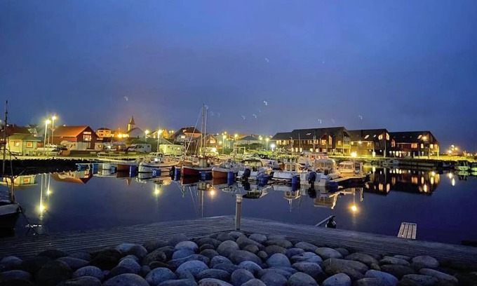 Vestbygd House | Holiday home 'Lista Maritim 5', built 2021, at the guest harbor in Borhaug-Borshavn near Farsund, Listafjorden, southern Norway, 7+2 persons, 135 m² living space, panoramic windows and south-facing balcony. south-facing balcony, modern furnishing.
