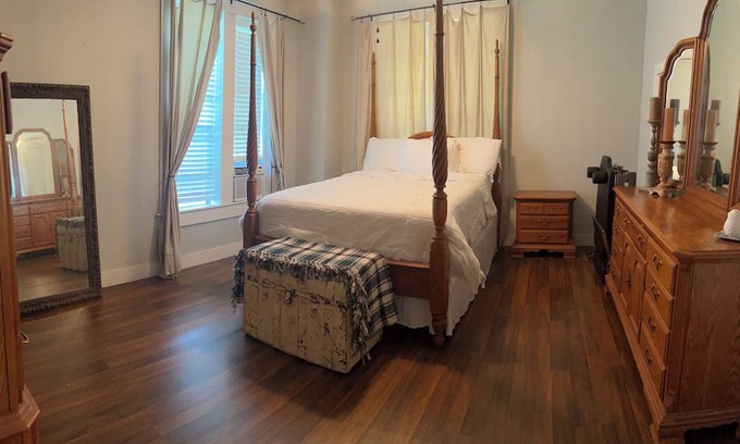 Elliott House | Charming farmhouse just five minutes away from Grenada Lake.