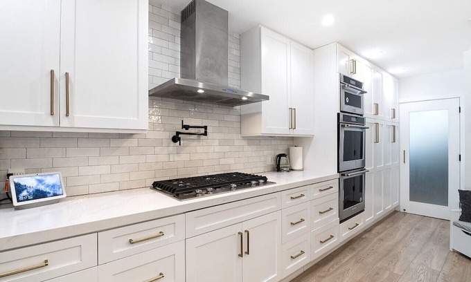 Valley Glen House | Spacious Family Villa with Large Backyard