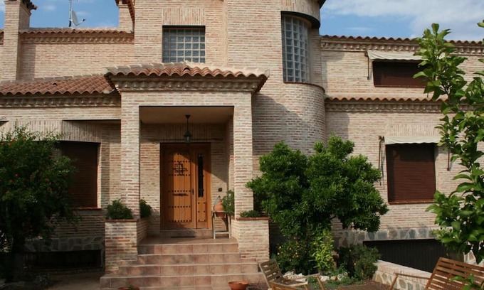 Olias del Rey House | Country House 'El Retiro De Toledo' with Private Pool, Wi-Fi and Air Conditioning