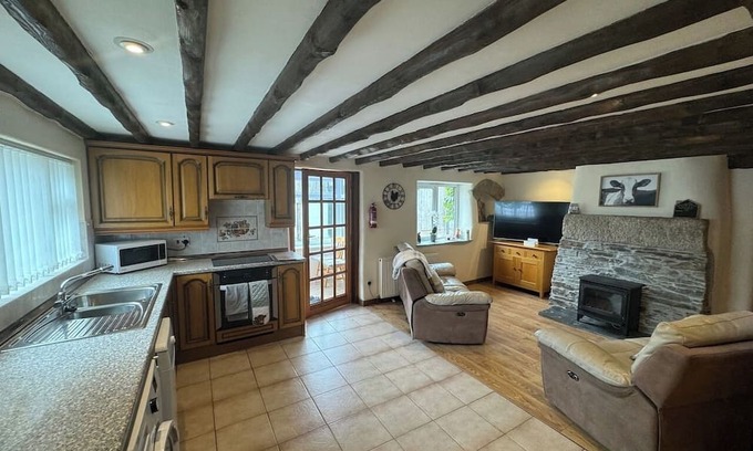 Camelford House | Haycombe Cottage at Haycombe Farm Livery Sleeps 6