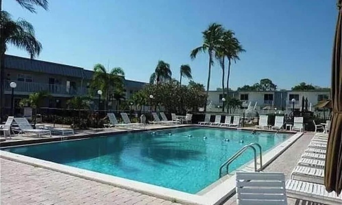 Cypress Lake House | Cozy 2-bedroom Condo in beautiful Fort Myers with Pool and Tiki Hut