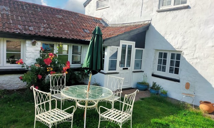 St. Brides Netherwent Villa | Peaceful 18th Century Barn Conversion 2BR/sleeps 4, dog friendly, free parking.