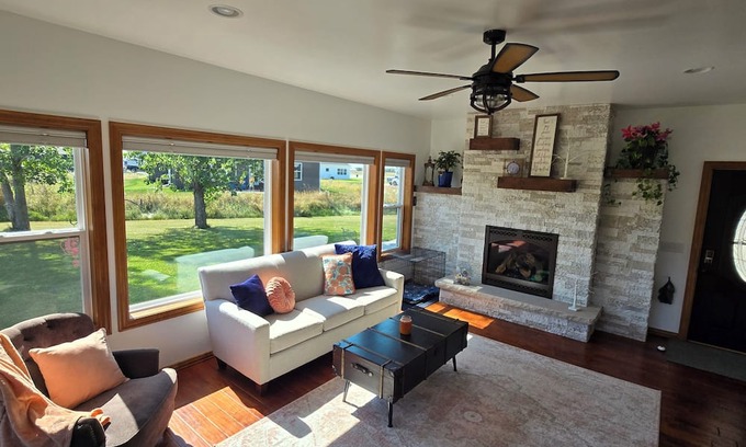 De Pere House | Spacious 4-bedroom home with fitness room & WiFi, within 20 minutes of Lambeau!