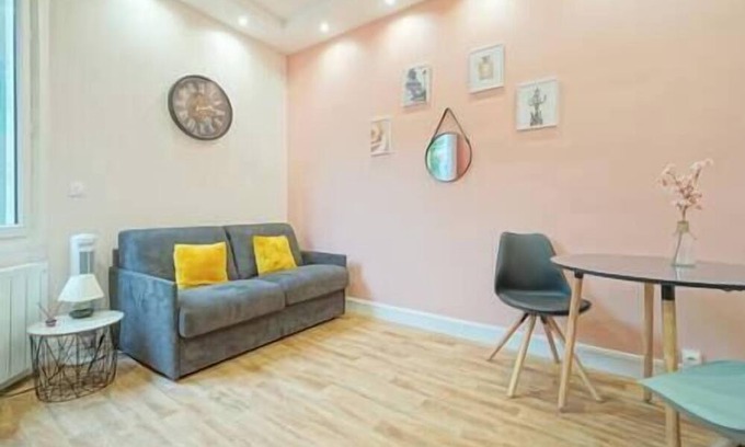 Les Puces de Saint-Ouen Apartment | Superb 1BR for 2 People in Saint-Ouen