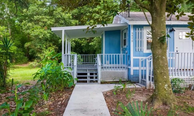 Fellowship Cottage | Dog friendly & cozy cottage with fire pit