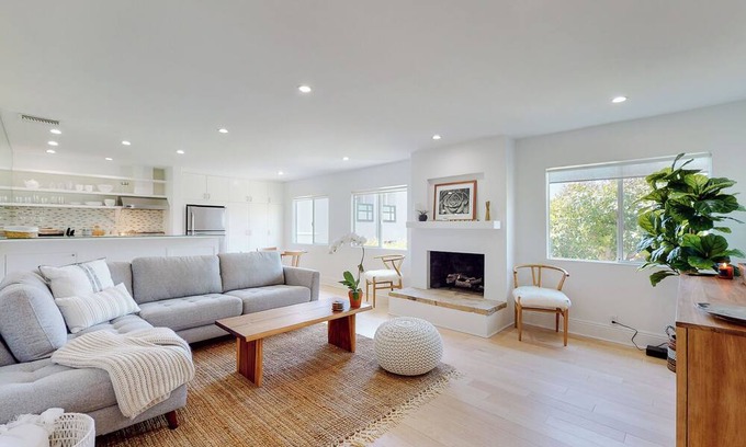 Los Angeles County Condo | 1 Bedroom Carbon Beach Condo near Nobu & the pier