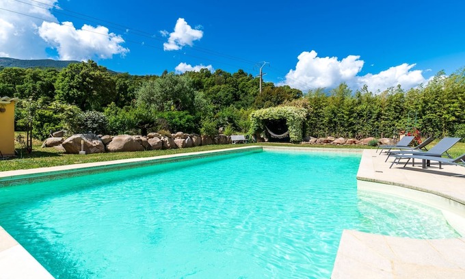 Tavaco House | Paravano - maison climatisée avec piscine