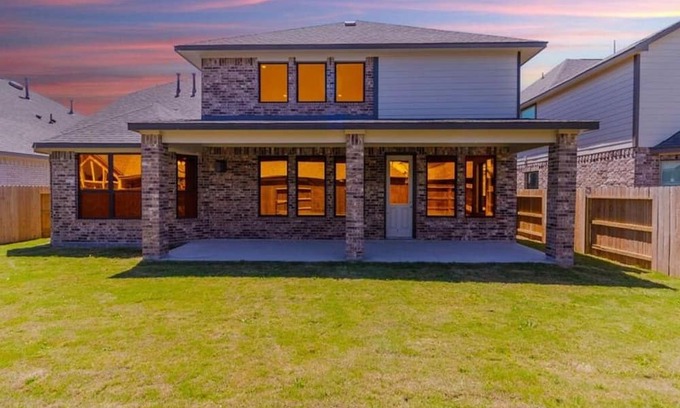 Manvel House | 4 Bedroom 2 Story in Del Bello Lakesn20 Minute Drive to Houston Medical Center